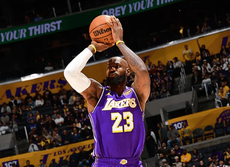 开云体育app-詹姆斯全场17中7,三分3中0得到17分4篮板10助攻8失误