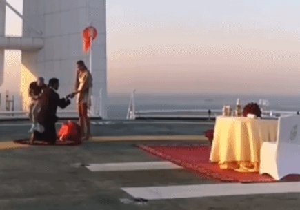 开云登录入口地址-佩莱成功向瓦尔加求婚 美妻娇羞晒出鸽子蛋大钻戒