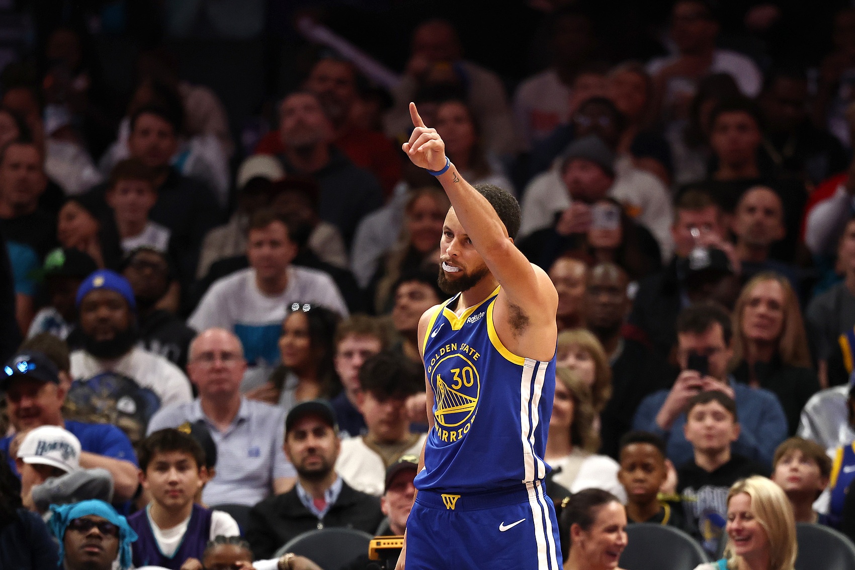 开云电子-勇士让库里小伤大养&amp;直接报销是对的 这赛季唯一重要的是抽乐透签